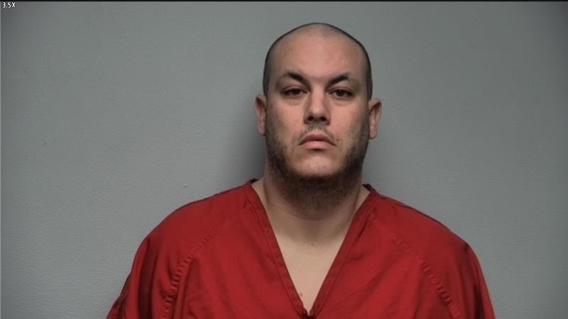 Phillip Whitnel fue acusado de asesinato (violencia doméstica) y violación de una orden de...