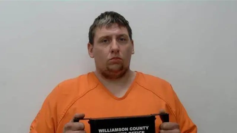 Martin Powell, de 34 años, de Goreville, fue acusado de un delito grave por posesión ilegal...