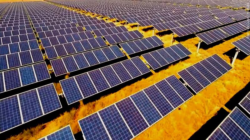 Es posible que personas que se hacen pasar por instaladores de paneles solares se pongan en...