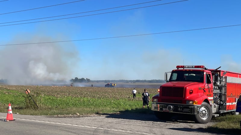 Varios equipos de bomberos respondieron a un incendio de campo en Highway 74 el martes, 21 de...