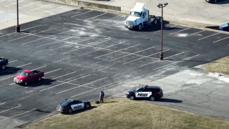 La policía detuvo a un sospechoso de hurto en una tienda con la ayuda del dron del departamento.