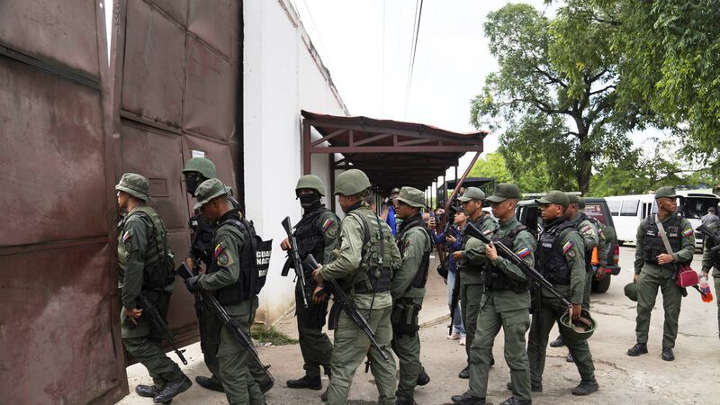 ARCHIVO – Soldados irrumpen en el centro penitenciario Tocorón, donde se originó la pandilla...