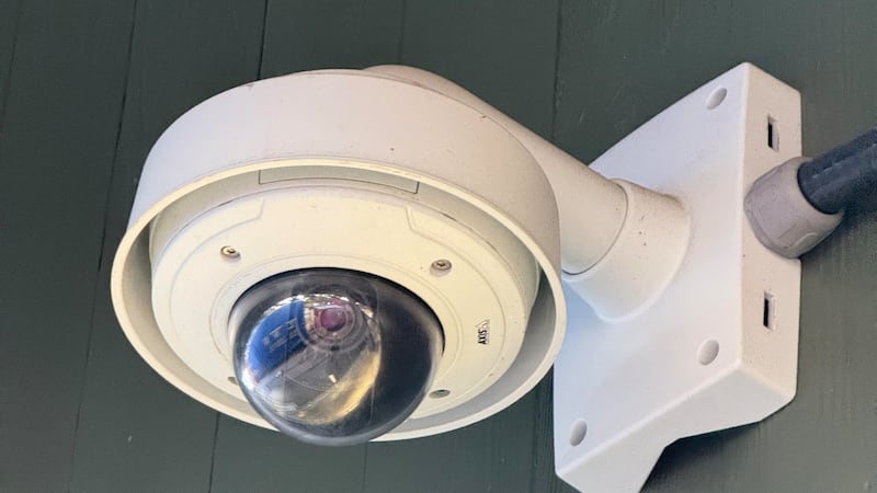 Un hombre y una mujer que tenían órdenes de arresto activas en Paducah, Kentucky, se enfrentan...