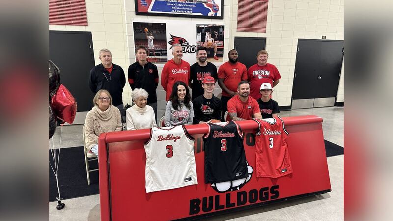 Trace Sadler, la estrella de baloncesto de 7 pies de la Escuela Secundaria Sikeston, lo hizo...