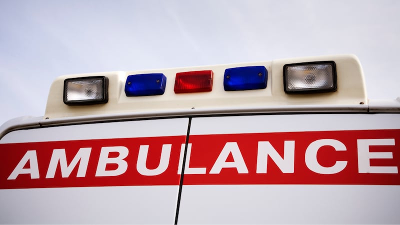 Un hombre de 23 años conducía al norte cuando su Ford 250 salió de la carretera, golpeó un...