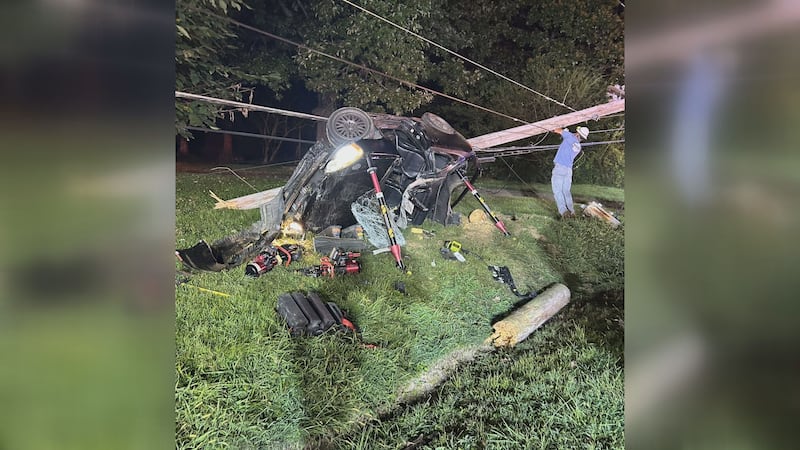 Un conductor y su acompañante resultaron heridos en un grave accidente de un solo vehículo que...