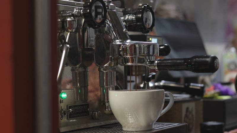 Las bebidas otoñales están llegando a las cafeterías de todo Estados Unidos, pero los precios...