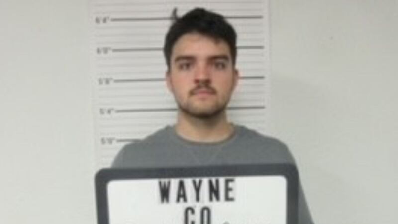 Caleb M. Sandoval, de 22 años, está acusado de maltrato o abandono de un menor.
