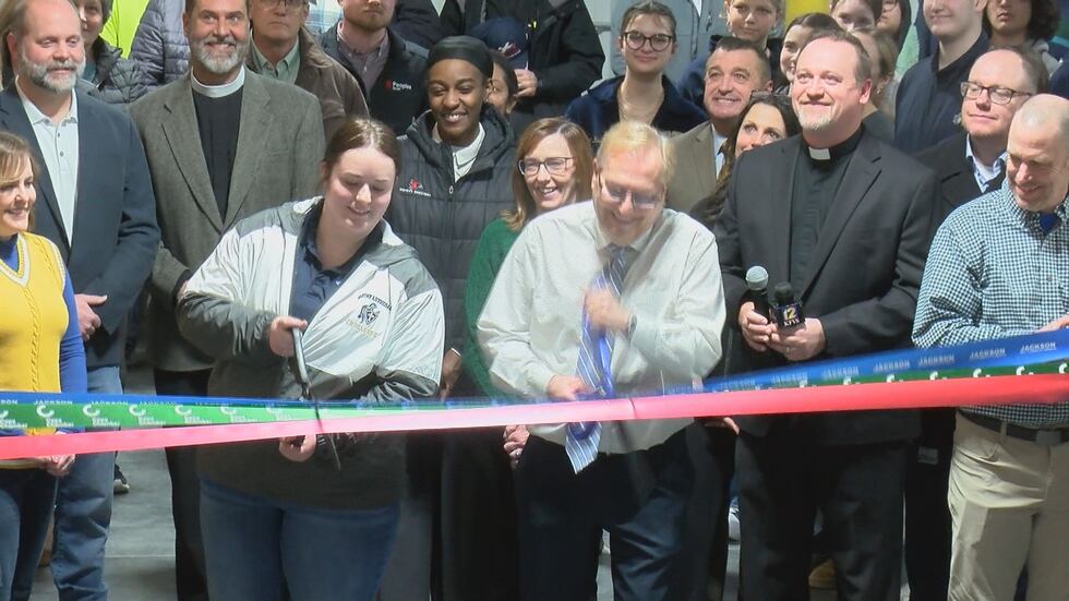Los alumnos y el personal de la escuela secundaria luterana Saxony celebraron la finalización...
