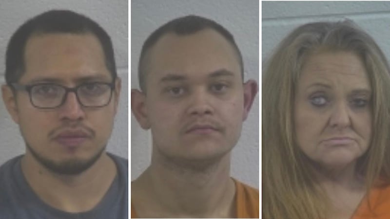 Izquierda a derecha: Larry Hernandez, Esau Pickron y Jennifer Costin-Alger fueron arrestadas...