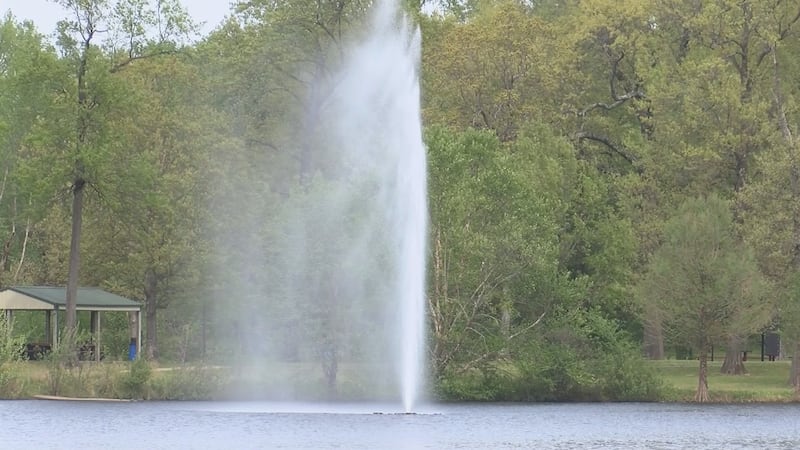 cada año se analizan los peces de pesca deportiva en las vías fluviales de Illinois para...