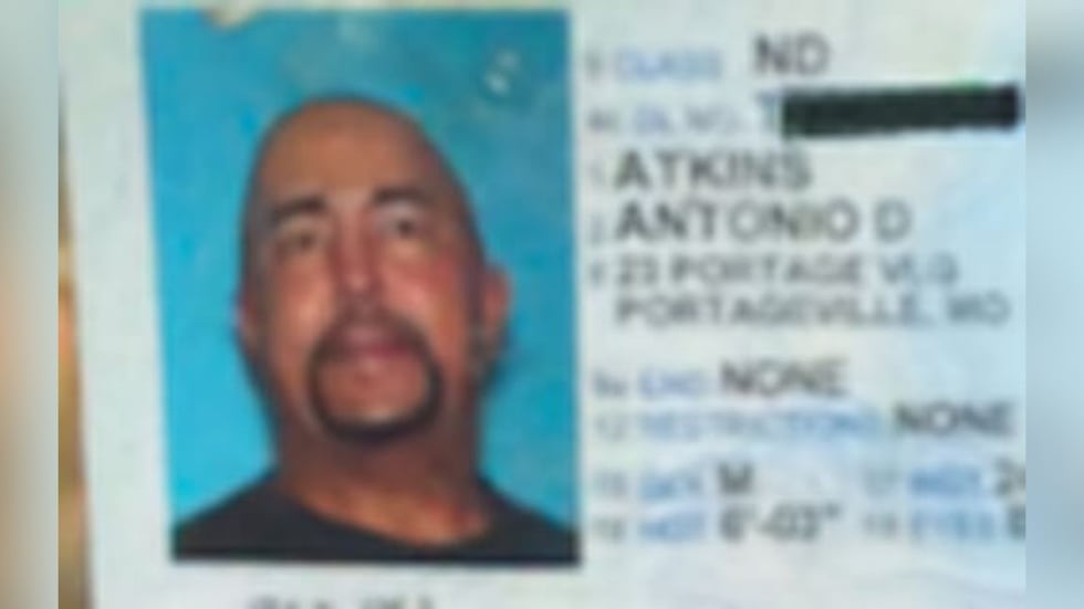 El forense del condado de Butler, Jim Akers, busca información sobre Antonio Atkins, cuyo...