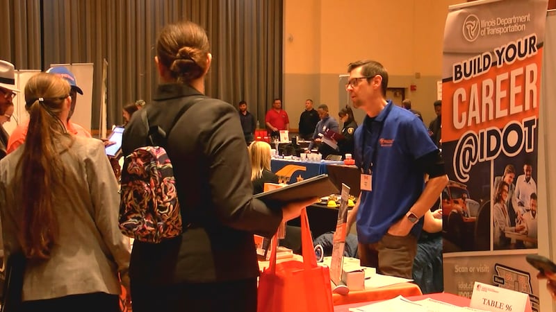 En el condado de Jackson, cientos de estudiantes y antiguos alumnos entregaron sus currículos...