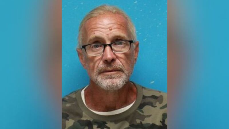 De 57 años de edad, Timothy Moutell se enfrenta a un cargo de delito grave.