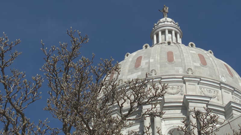El gobernador de Missouri, Mike Kehoe, ha convocado a los legisladores estatales a la ciudad...