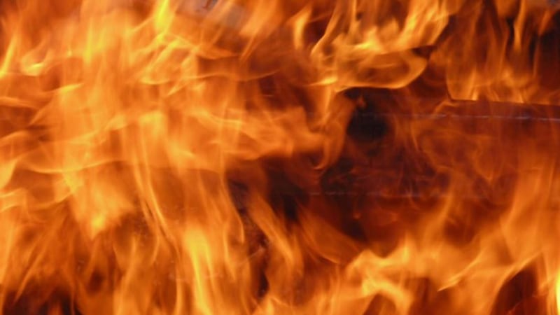 Los equipos de emergencia respondieron a un incendio en un edificio de viviendas públicas del...