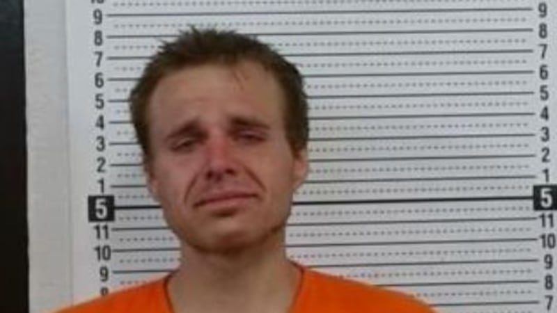 Un hombre de Benton, Missouri, fue detenido en relación con una investigación por incendio...