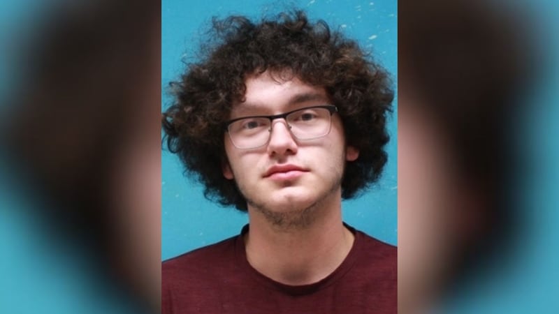 Brock Benton (21) fue acusado por usar un arma ilegal.