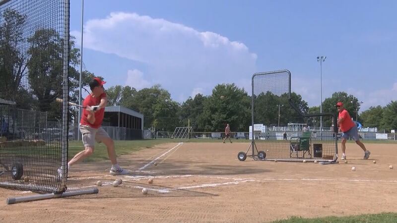 Antiguos jugadores de béisbol, locutores, entrenadores y aficionados de Chaffee se reunieron...