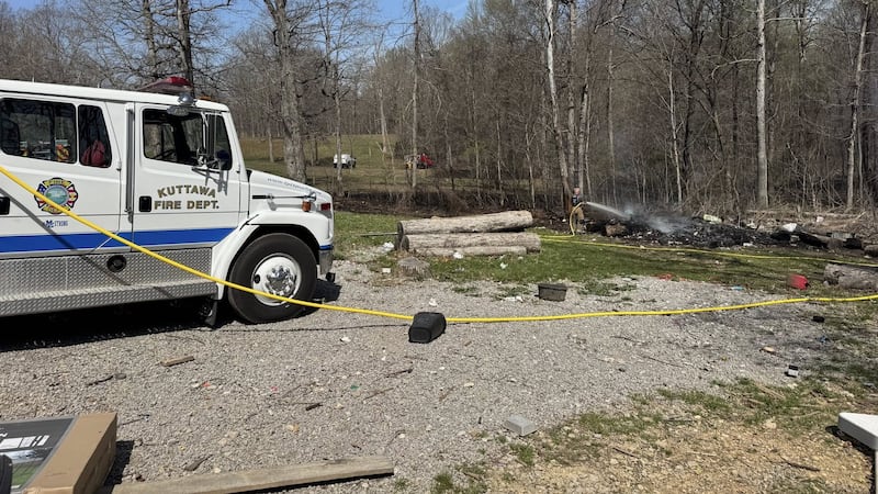 Los cuerpos de bomberos de Eddyville y Kuttawa acudieron a sofocar un incendio fuera de...