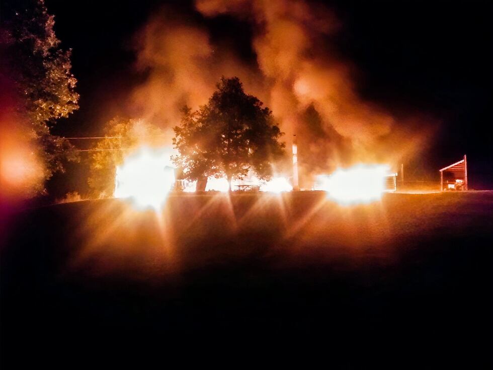 El vecino Bruce Ford tomó esta foto con la cámara de su teléfono mostrando la casa de McNelly...