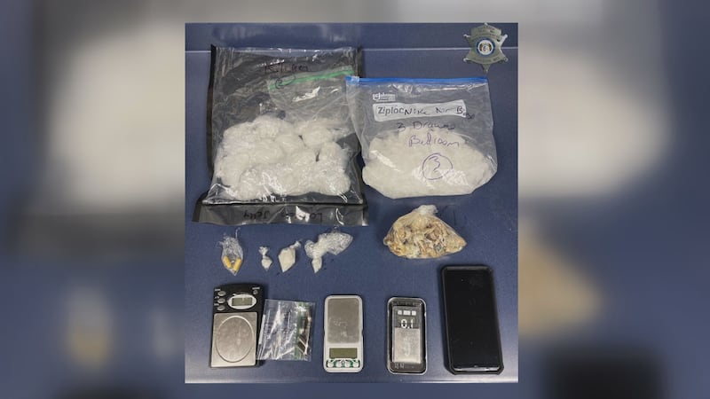 Los investigadores informaron de que durante la redada encontraron 998 gramos (casi 1...