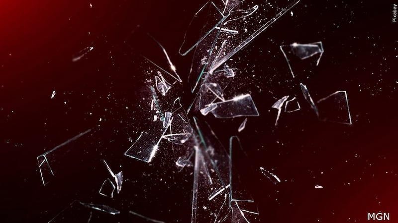 Los equipos de emergencia acudieron rápidamente al lugar de un accidente de un solo vehículo...