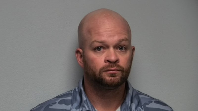 Un hombre occidental de Kentucky fue acusado de abuso de una niña de 15 años cuando era un...