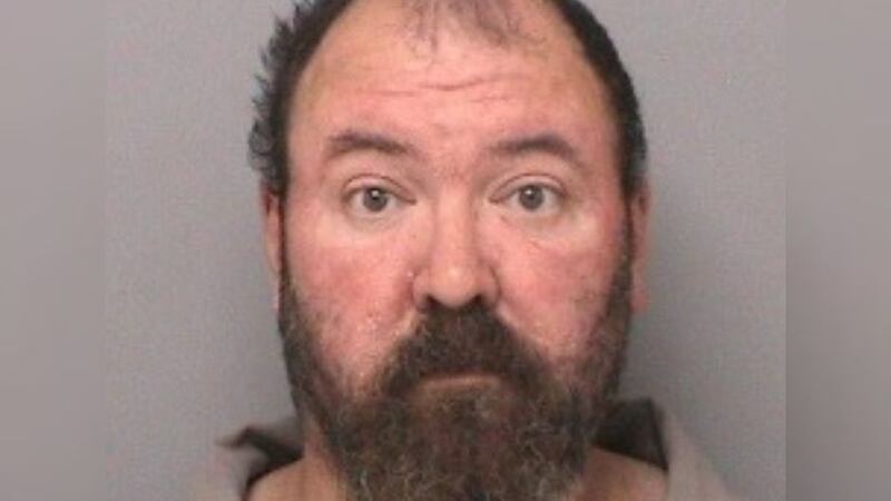 Leith A. Hiltibidal, 45, de Centralia, Illinois, ha sido detenido por cargos de pornografía...