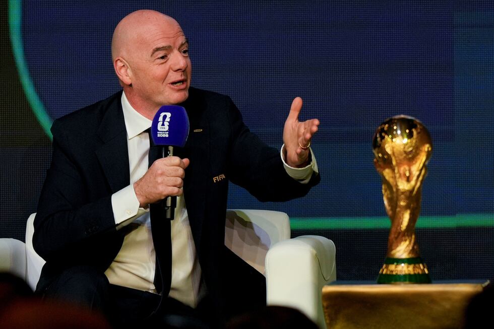 El presidente de la FIFA, Gianni Infantino, habla durante la revelación del calendario para el...