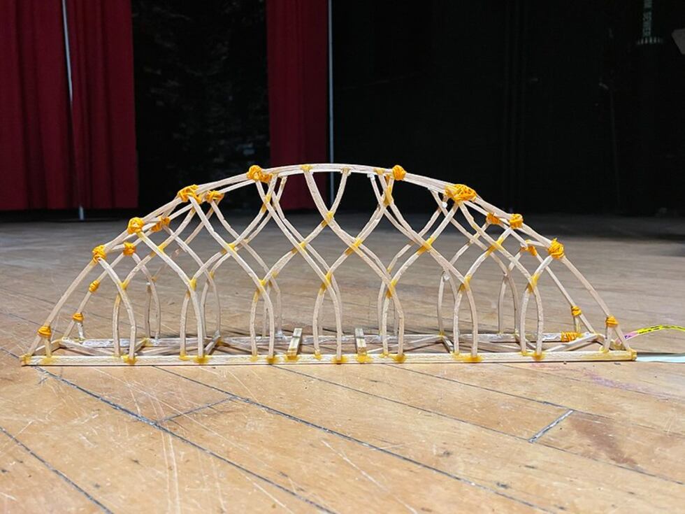 El premio al puente más estético fue otorgado a Kyrah Kreitler de la escuela secundaria Ste....