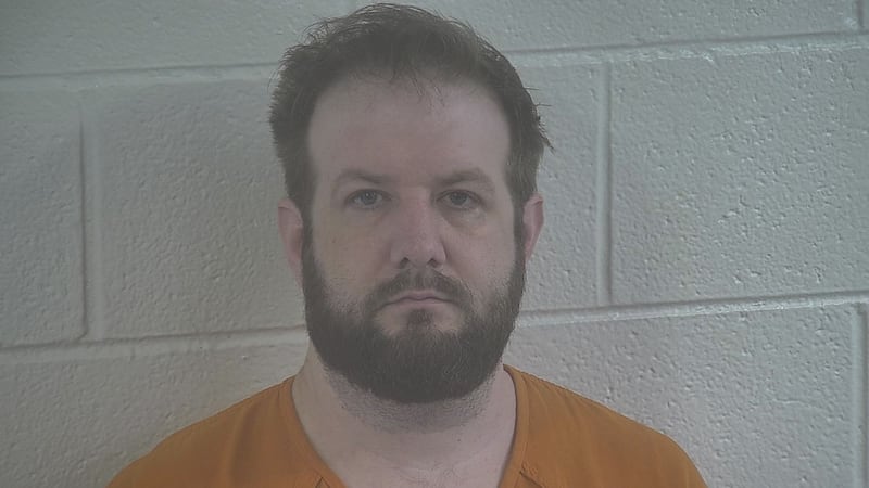 Dustin Owen, de 39 años enfrenta un cargo de violación en tercer grado y un cargo de cargo de...