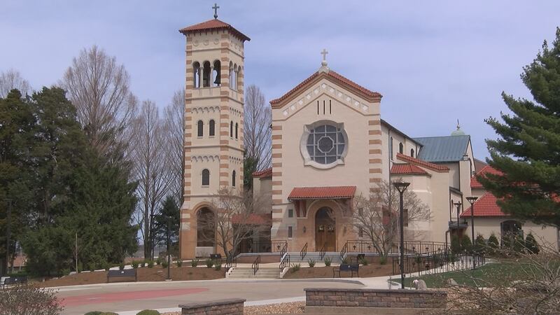 El Santuario Nacional de Nuestra Señora de la Medalla Milagrosa en Perryville, Missouri, le...
