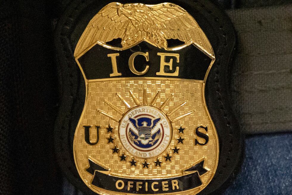 ARCHIVO – Un agente federal porta una placa del Servicio de Inmigración y Control de Aduanas...