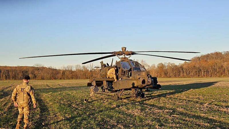 Un avión militar realiza un aterrizaje en un campo de Marble Hill debido a problemas mecánicos.