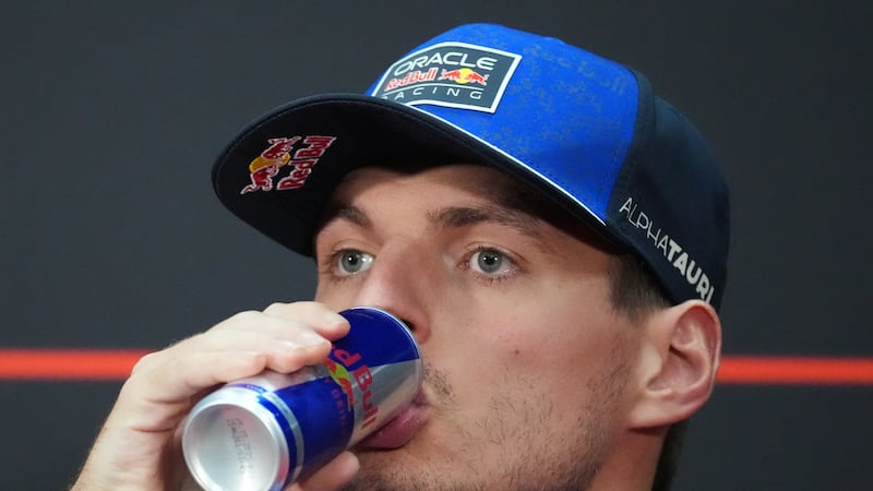 Max Verstappen de la escudería Red Bull ingiere una bebida energética durante la conferencia...