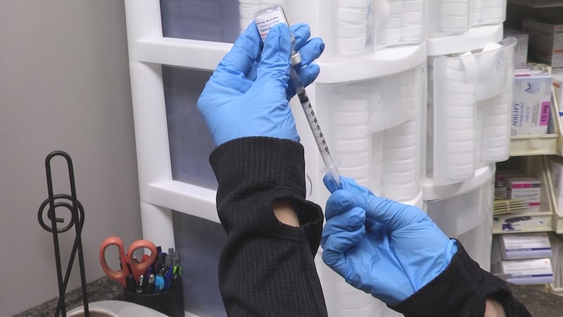 Un trabajador de una clínica de Cape Girardeau prepara las inyecciones para los pacientes.