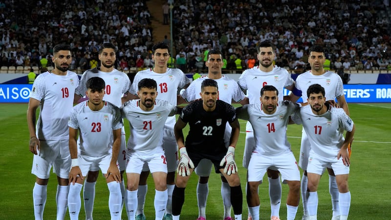 ARCHIVO - Los jugadores de la selección de Irán posan para una foto previo a un partido contra...