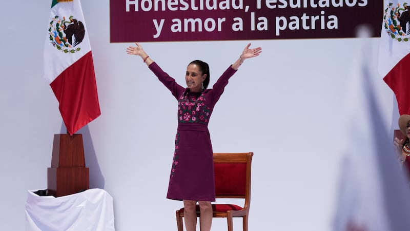 La presidenta de México, Claudia Sheinbaum, pronuncia un discurso ante sus simpatizantes en el...
