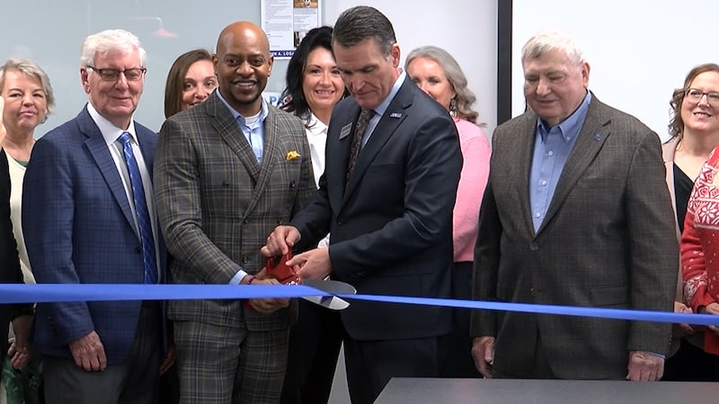 Devin Kidd El Colegio John A. Logan inaugura nuevos laboratorios y aulas de medicina