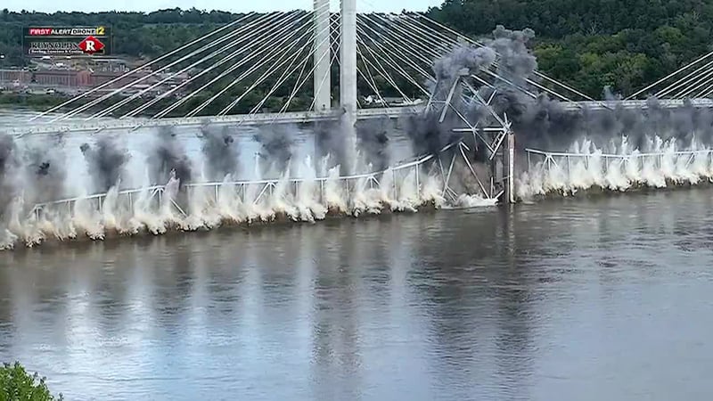 Las cuadrillas demolieron el antiguo puente de Chester el lunes 28 de septiembre.