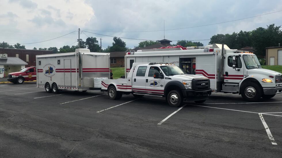 Equipos de emergencia de varios organismos se encuentran en el lugar del descarrilamiento de...