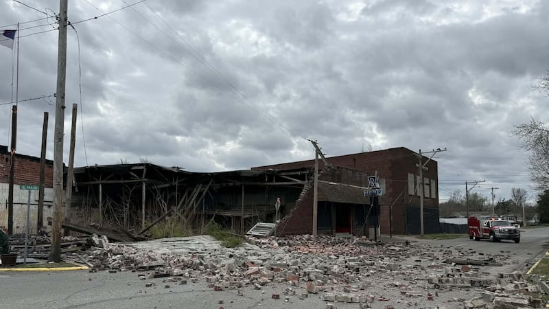 Los equipos de emergencia se encuentran en el lugar del derrumbe de un edificio en Zeigler, en...