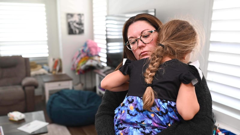 Jennifer Bittner con su hija de 6 años Amelia en su casa en Pflugerville, Texas, el 29 de...