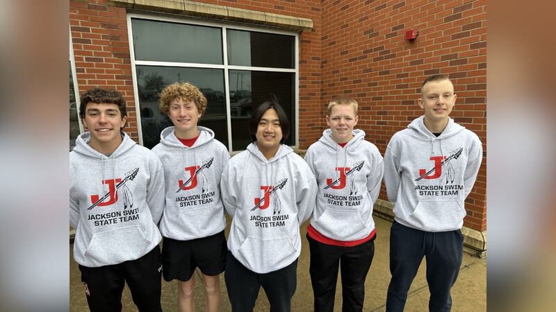 El equipo masculino de natación de Jackson.