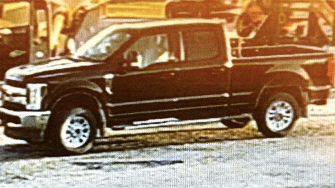 Están buscando un Ford F-250 o F-350 negro.