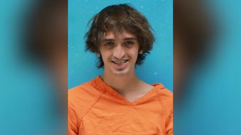 Daniel Washburn, 18, está entre rejas tras presuntamente apuntar con un arma a la cabeza de...