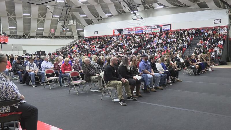 Oficiales de Sikeston honraron al soldado de la Guardia Nacional de Missouri y veterano de la...