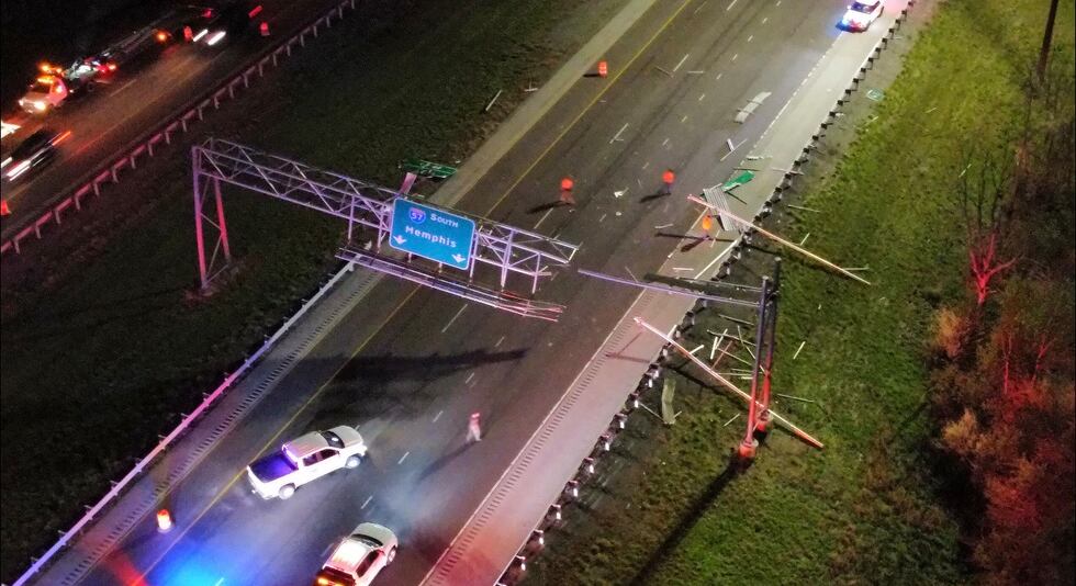 Un accidente en el que se vieron implicados un camión y una señal de tráfico suspendida...