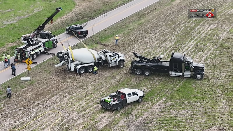 Varios equipos acudieron al lugar del accidente, donde un camión cisterna de cemento había...